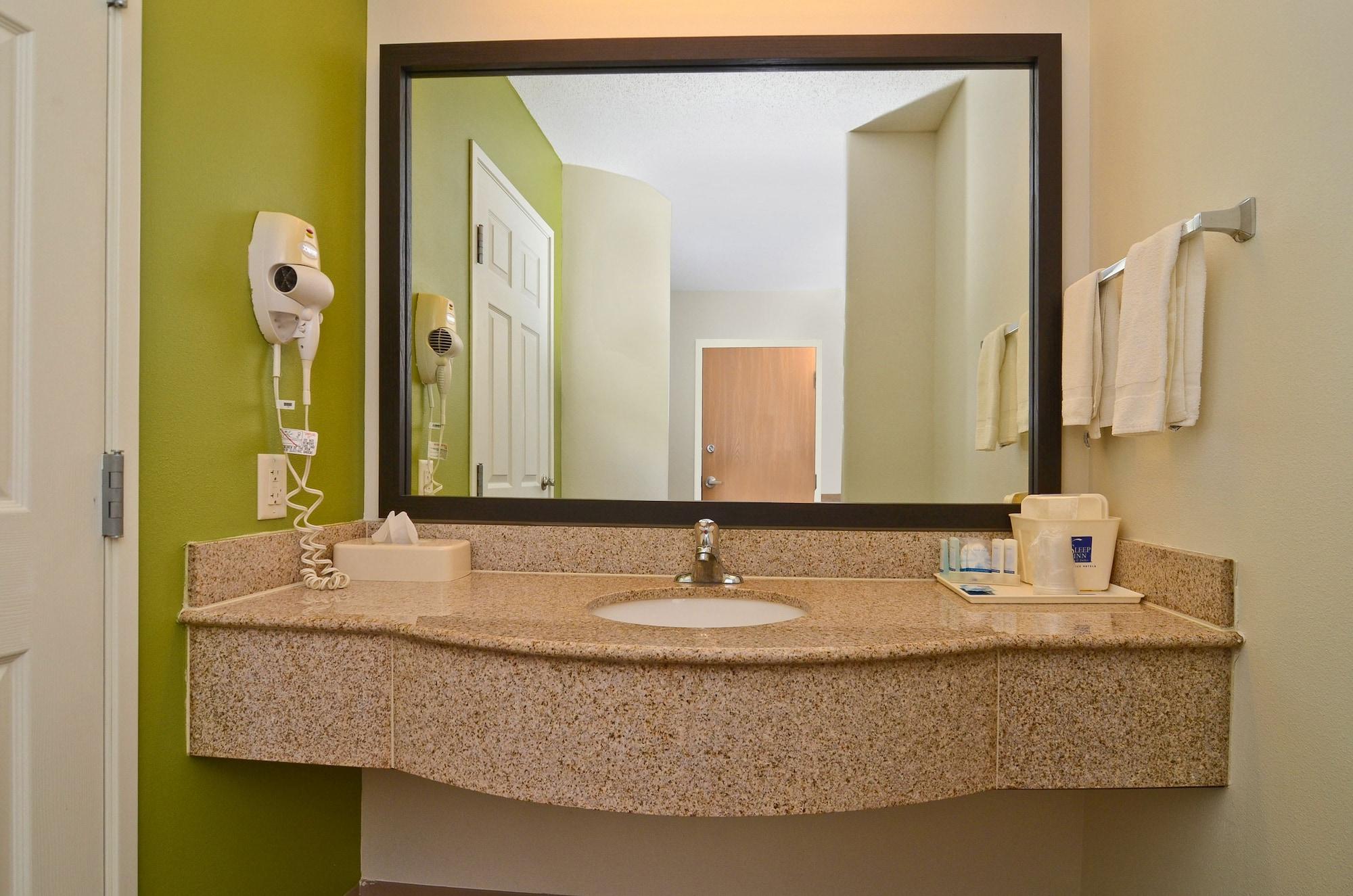 מינוט Sleep Inn & Suites Conference Center And Water Park מראה חיצוני תמונה